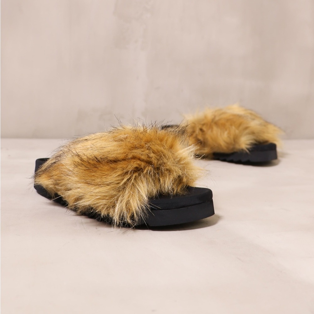 NWT Steve Madden Natural looking Faux Fur Slides - Picture 2 of 4